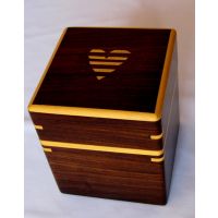 Caja de madera marrón   con incrustaciones de madera beige