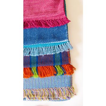 Varios colores de Camino de mesa tejido a mano por artesanos de  Tintorero Venezuela.