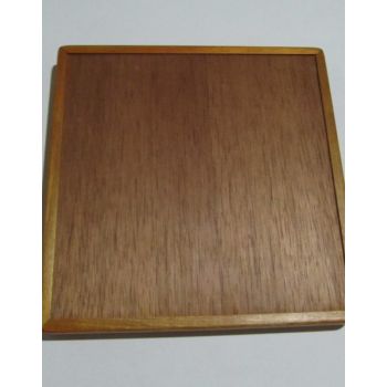Bandeja cuadrada de madera con incrustaciones en zigzag  de madera