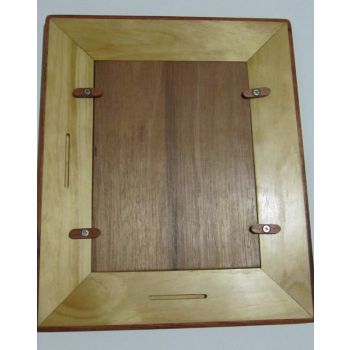 Portaretrato cuadrado de madera con incrustaciones rectangulares de madera