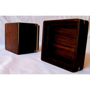 Caja de madera marrón con incrustaciones de madera beige