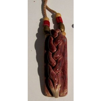 collar marrón de cerámica y cuerdallar