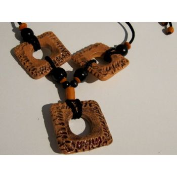 Collar  Marrón Tres Cuadrados  de cerámica y cuerda