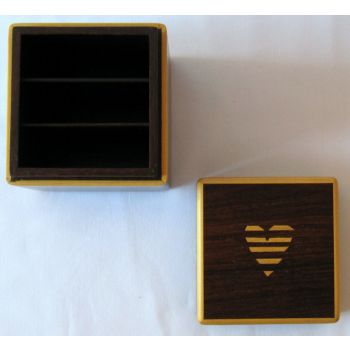 Caja de madera marrón con incrustaciones de madera beige