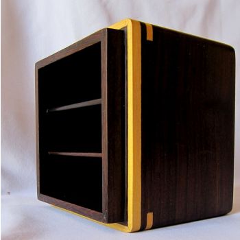 Caja de madera marrón con incrustaciones de madera beige