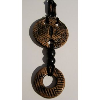 collar negro de cerámica y cuerdallar