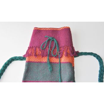 Detalles Mochila verde, vino tinto y naranjatejido en Tintorero. Augusta Corso