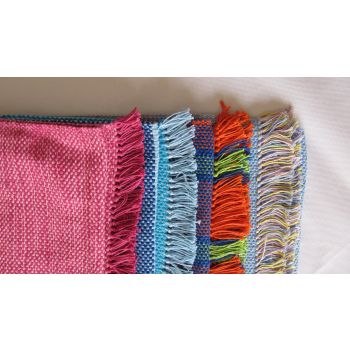 Varios colores del camino de mesa tejido