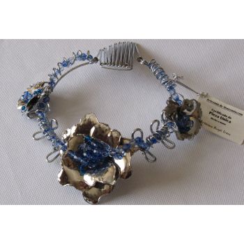 Tiara de Alpaca con flores y detalles azules. Simboliza la pureza del  plata, la frescura de la primavera y  la belleza del mar.