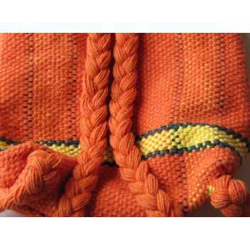 Parte trasera Mochila verde y naranjatejido en Tintorero. Augusta Corso