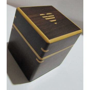 Caja de madera marrón con incrustaciones de madera beige