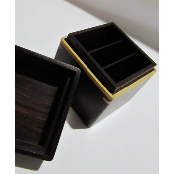 Caja de madera marrón con incrustaciones de madera beige