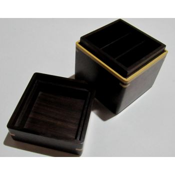 Caja de madera marrón con incrustaciones de madera beige