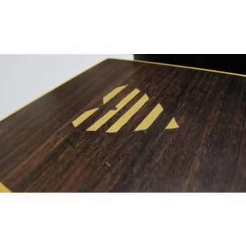 Caja de madera marrón con incrustaciones de madera beige